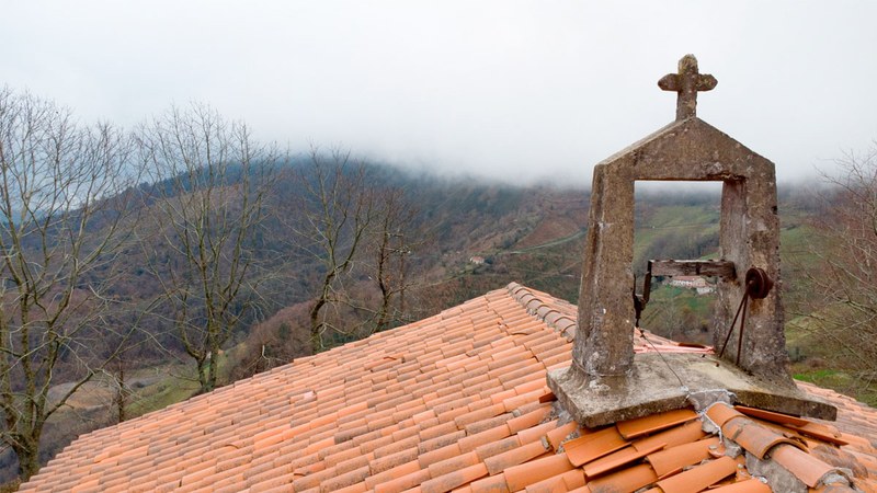 Santa Kurutz ermitako kanpaia lapurtu dute