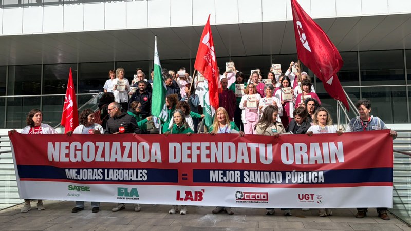 SATSE, ELA, LAB, CCOO eta UGT sindikatuek elkarretaratzea egin dute Eibarko Torrekua zentroan