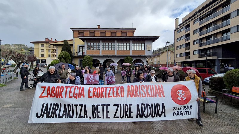 Zabortegiaren “erabateko utzikeria eta abandonoa” salatzeko elkarretaratzea egin dute Zaldibarren