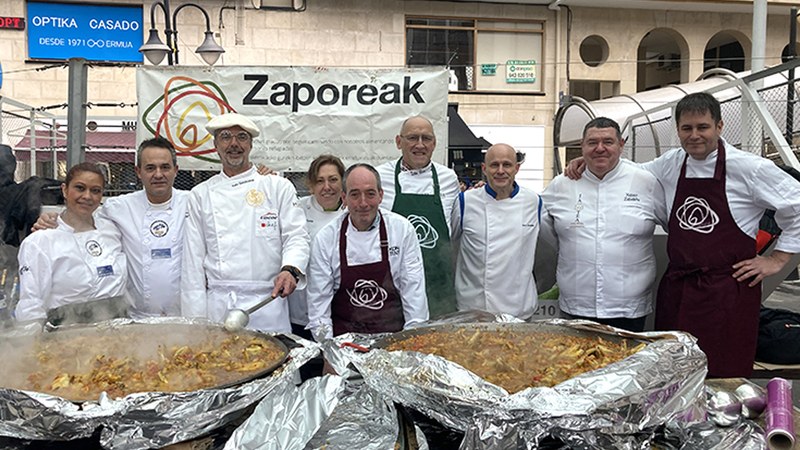 Zaporeak-en erronkaren amaiera-ekitaldian egin zuten rifaren zozketa, zapatuan Ermuan