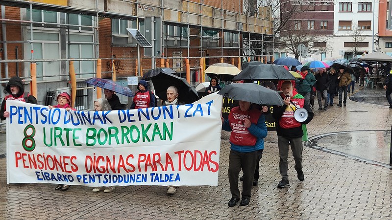 Zortzi urteko borroka ospatzeko manifestazioa egin dute pentsiodunek