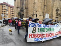 Zortzi urteko borroka ospatzeko manifestazioa egin dute pentsiodunek Zortzi urteko borroka ospatzeko manifestazioa egin dute pentsiodunek