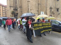 Zortzi urteko borroka ospatzeko manifestazioa egin dute pentsiodunek Zortzi urteko borroka ospatzeko manifestazioa egin dute pentsiodunek