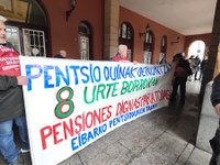 Zortzi urteko borroka ospatzeko manifestazioa egin dute pentsiodunek Zortzi urteko borroka ospatzeko manifestazioa egin dute pentsiodunek