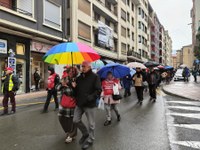 Zortzi urteko borroka ospatzeko manifestazioa egin dute pentsiodunek Zortzi urteko borroka ospatzeko manifestazioa egin dute pentsiodunek