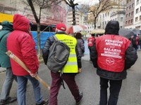 Zortzi urteko borroka ospatzeko manifestazioa egin dute pentsiodunek Zortzi urteko borroka ospatzeko manifestazioa egin dute pentsiodunek