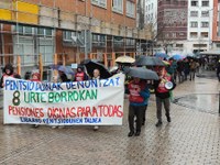 Zortzi urteko borroka ospatzeko manifestazioa egin dute pentsiodunek Zortzi urteko borroka ospatzeko manifestazioa egin dute pentsiodunek