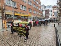 Zortzi urteko borroka ospatzeko manifestazioa egin dute pentsiodunek Zortzi urteko borroka ospatzeko manifestazioa egin dute pentsiodunek