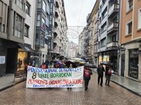 Zortzi urteko borroka ospatzeko manifestazioa egin dute pentsiodunek Zortzi urteko borroka ospatzeko manifestazioa egin dute pentsiodunek