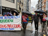 Zortzi urteko borroka ospatzeko manifestazioa egin dute pentsiodunek Zortzi urteko borroka ospatzeko manifestazioa egin dute pentsiodunek