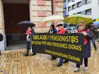 Zortzi urteko borroka ospatzeko manifestazioa egin dute pentsiodunek Zortzi urteko borroka ospatzeko manifestazioa egin dute pentsiodunek