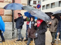 Zortzi urteko borroka ospatzeko manifestazioa egin dute pentsiodunek Zortzi urteko borroka ospatzeko manifestazioa egin dute pentsiodunek