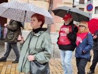 Zortzi urteko borroka ospatzeko manifestazioa egin dute pentsiodunek Zortzi urteko borroka ospatzeko manifestazioa egin dute pentsiodunek