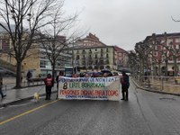 Zortzi urteko borroka ospatzeko manifestazioa egin dute pentsiodunek Zortzi urteko borroka ospatzeko manifestazioa egin dute pentsiodunek
