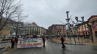 Zortzi urteko borroka ospatzeko manifestazioa egin dute pentsiodunek Zortzi urteko borroka ospatzeko manifestazioa egin dute pentsiodunek