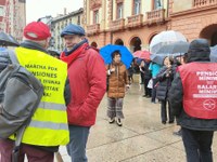 Zortzi urteko borroka ospatzeko manifestazioa egin dute pentsiodunek Zortzi urteko borroka ospatzeko manifestazioa egin dute pentsiodunek