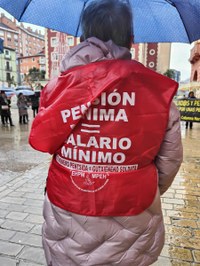 Zortzi urteko borroka ospatzeko manifestazioa egin dute pentsiodunek Zortzi urteko borroka ospatzeko manifestazioa egin dute pentsiodunek
