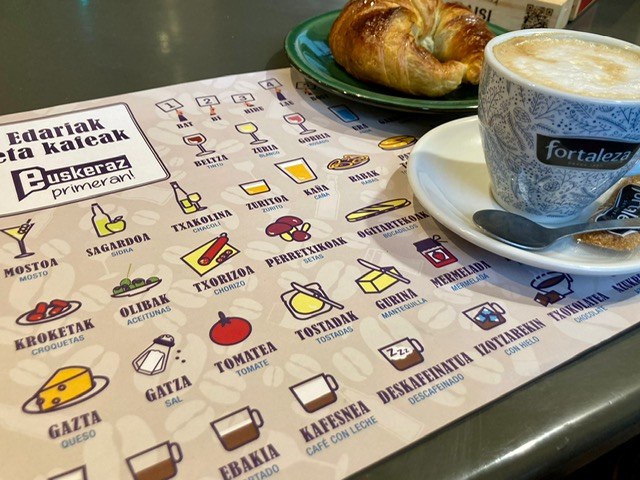 Euskeraz Primeran! mantelak tabernetan, eta ohar- laburretarako talonarioak dendetan